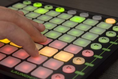 DJs karıştırma ve parça oynamak için Pad