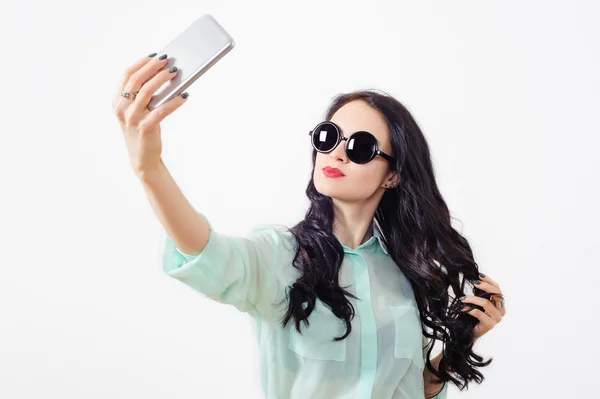 Jovem menina bonita fazendo selfie — Fotografia de Stock