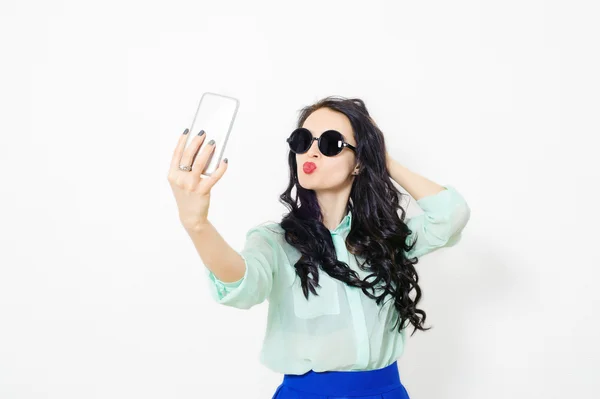 Jovem menina bonita fazendo selfie — Fotografia de Stock