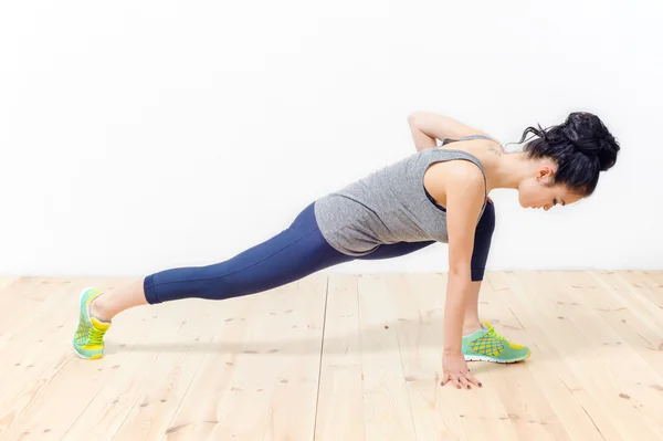 evde fitness nişanlı kız