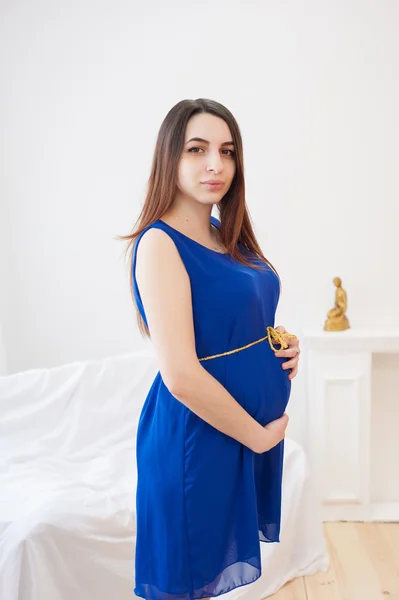 Jeune femme enceinte à la maison — Photo