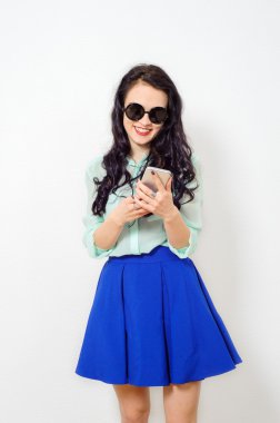 gülümseyen kız selfie süre alışveriş yapıyor