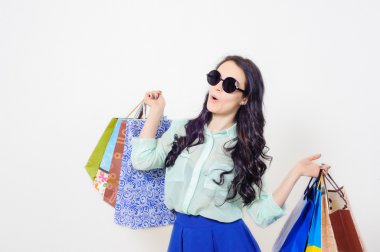 alışveriş mağazası içinde gülümseyen kız