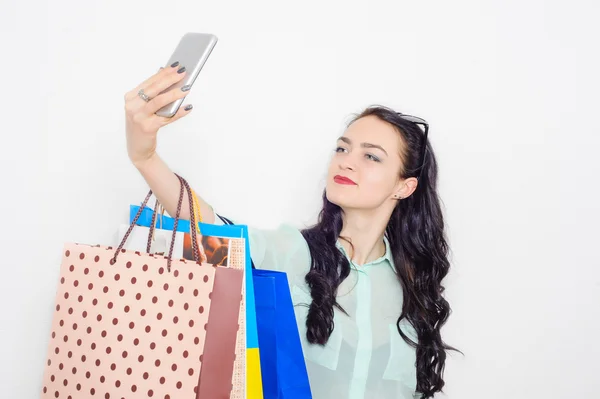 Sorridente ragazza facendo selfie mentre lo shopping — Foto Stock