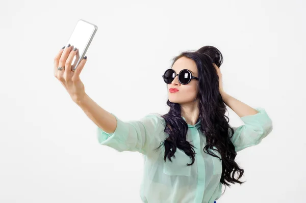 Souriant fille faire selfie tout en faisant du shopping — Photo