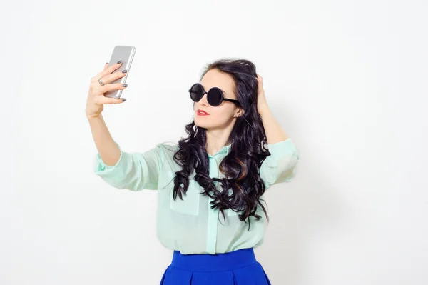 Sorrindo menina fazendo selfie enquanto faz compras — Fotografia de Stock