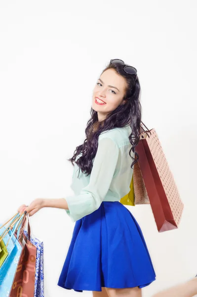 Усміхнена дівчина в магазині покупки — стокове фото