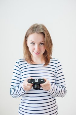 eski fotoğraf makinesi kızla