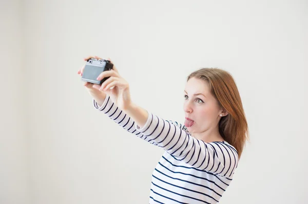 Chica con la vieja cámara — Foto de Stock