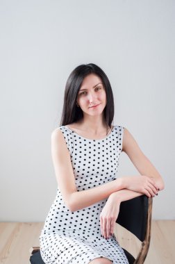 Genç kız güzel bir elbise