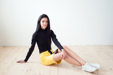 Genç kız güzel bir elbise