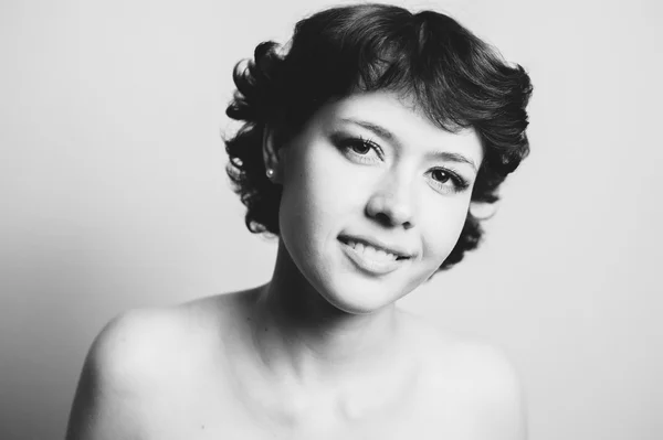 güzel bir genç kızın siyah beyaz portre