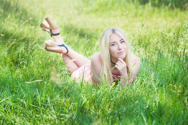 Szép, fiatal lány a nyári természet — Stock Fotó