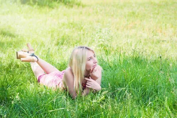 Bela menina no verão natureza — Fotografia de Stock