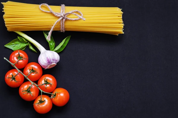 Gıda çerçeve. Makarna malzemeler. Domates, spagetti makarna, — Stok fotoğraf