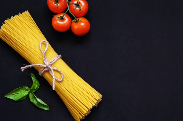 Харчова рамка. Паста інгредієнти. Вишневі помідори, паста спагетті , Стокове Фото