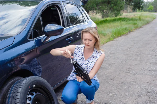 Cep telefonu, stan ile kırık araba genç güzel seksi kadın