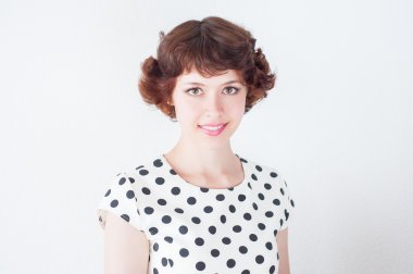 beyaz zemin üzerine güzel bir genç kız portresi