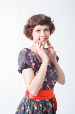 beyaz zemin üzerine güzel bir genç kız portresi