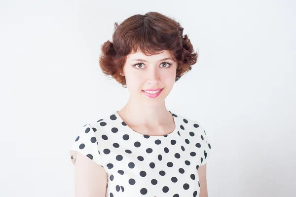 beyaz zemin üzerine güzel bir genç kız portresi