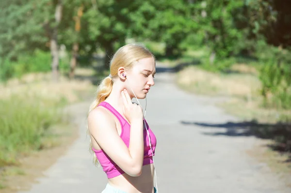 Mladá dívka běží v noci v městském parku. Fitness zdravé — Stock fotografie