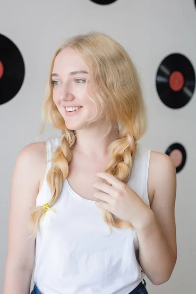 Jeune belle femme posant avec des t-shirts blancs — Photo