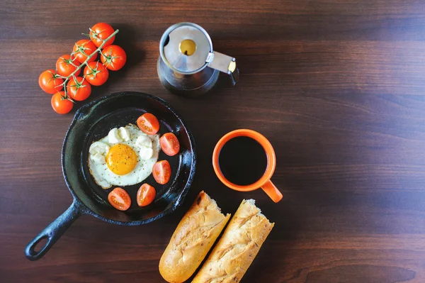 Яєчна моцарела з базиліком та помідорами на сковороді — стокове фото
