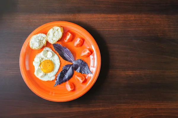 Yumurta mozzarella fesleğen ve turuncu tabakta domates ile — Stok fotoğraf