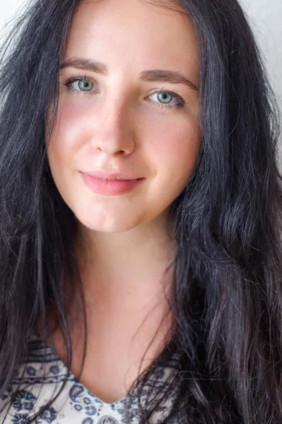 Fiatal nő portré fehér háttér, nem izolált — Stock Fotó