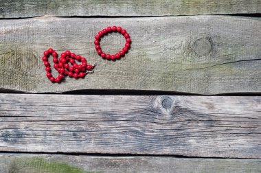 mercan kolye ve bilezik eski bir zemin üzerinde