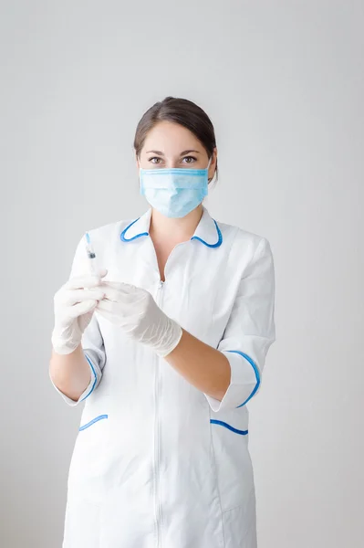 Kız, sağlık çalışanı aşı bir şırınga çevirir