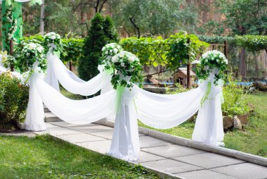 Düğün kemeri bahçede.