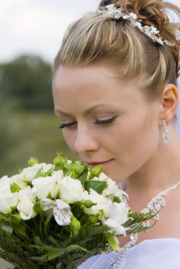 beyaz buket gelinle portresi