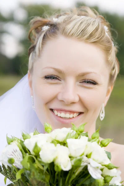 笑顔の若い花嫁の肖像画 — ストック写真