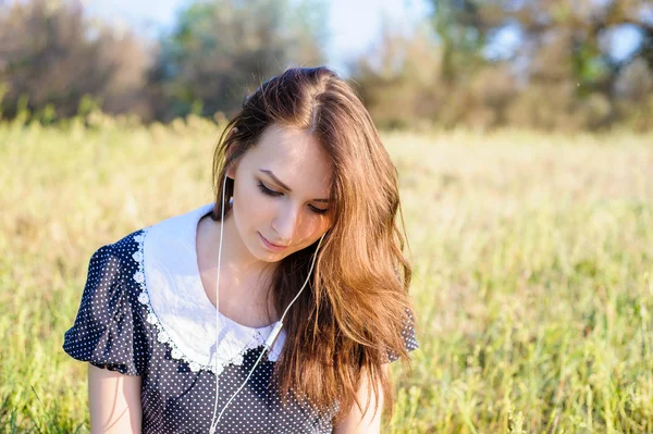 Menina ouvir música — Fotografia de Stock