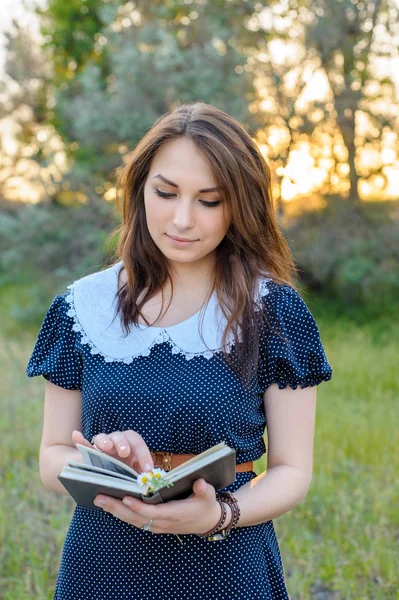 Giovane ragazza che legge un libro — Foto Stock