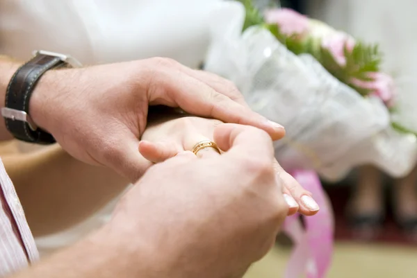 カップルの結婚指輪の交換 — ストック写真