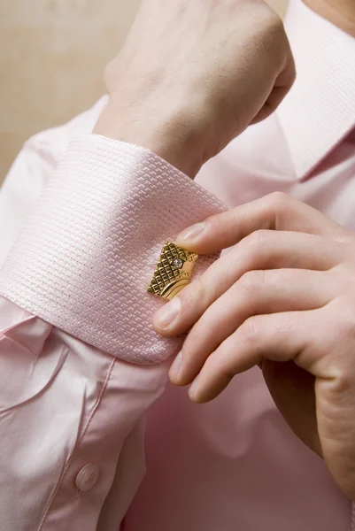 adam kadar düğmelerini gömlek kol üzerinde