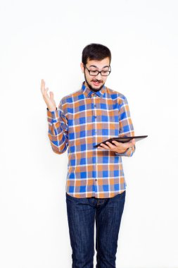 bir tablet ile gülümseyen genç adam 