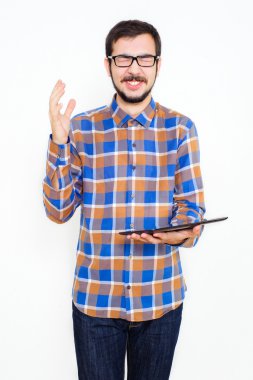 bir tablet ile gülümseyen genç adam 