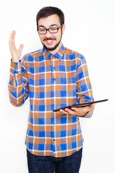 bir tablet ile gülümseyen genç adam 