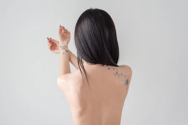 bir dövmeli bir kız arkası