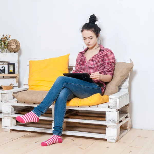 tablet ile bir kız portresi