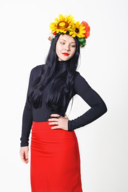 kafasında bir çelenk ile güzel kız