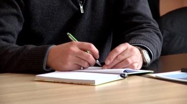 Erkek el bir defterde yazılı