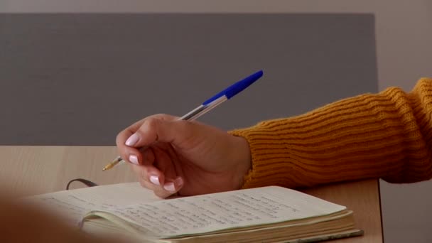 Escritura a mano femenina en un cuaderno — Vídeo de stock