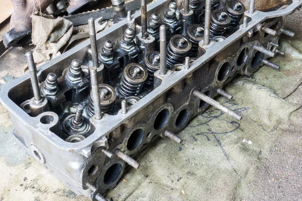 Velho motor de carro sujo — Fotografia de Stock