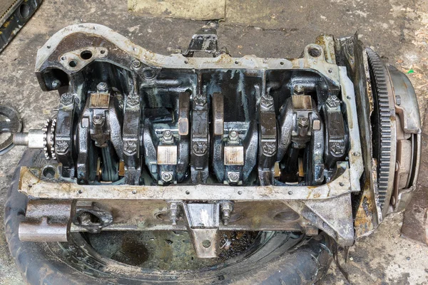 Oude vuile auto motor — Stockfoto