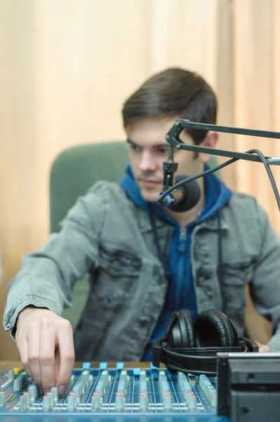 Adam portre radyo Dj