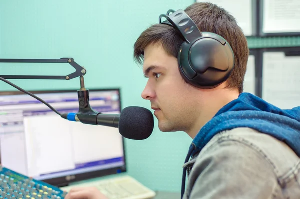 Adam portre radyo Dj